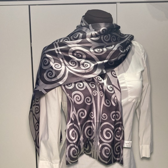 The Metropolitan Museum of Art scrolls silk scarf - Picture 4 of 16